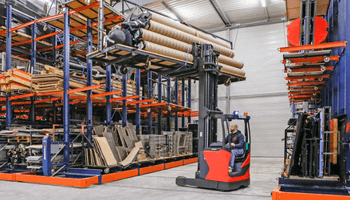 An illustration of a forklift that lifting loads.