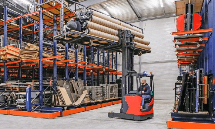 An illustration of a forklift that lifting loads.